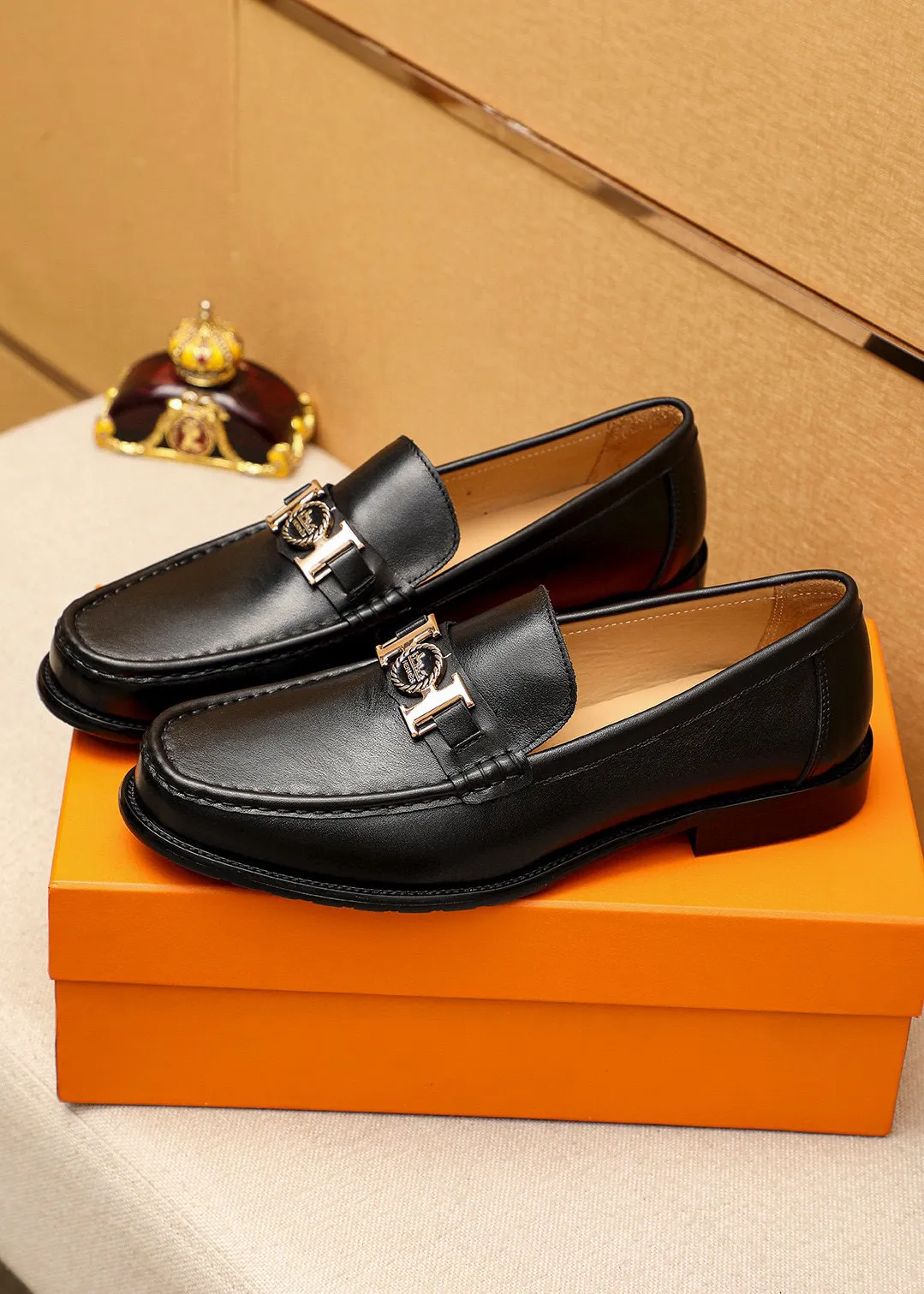 Men's shoes 💰442 💐 Product trademark: HERMES "Hermès" casual leather shoes Regular size: 38-44 (45🉑️customized) Product materials: Selected imported first-layer calfskin upper + luxury hardware buckle, imported water-dyed 🐂 cowhide lining. Strong three-dimensional visual effect, combined outsole Color: 1⃣️color optional